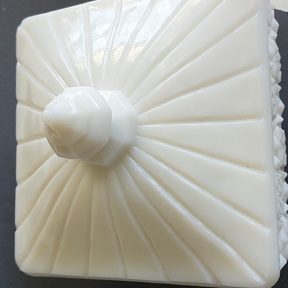VTG Square Milk Glass Quilt Pattern Footed Trinket Box - Picture 4 of 11